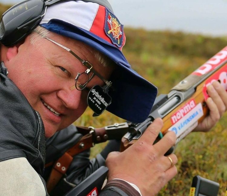 Hans Olav Ågotnes får hjelp med samsynsproblemer hos Alf Opheim